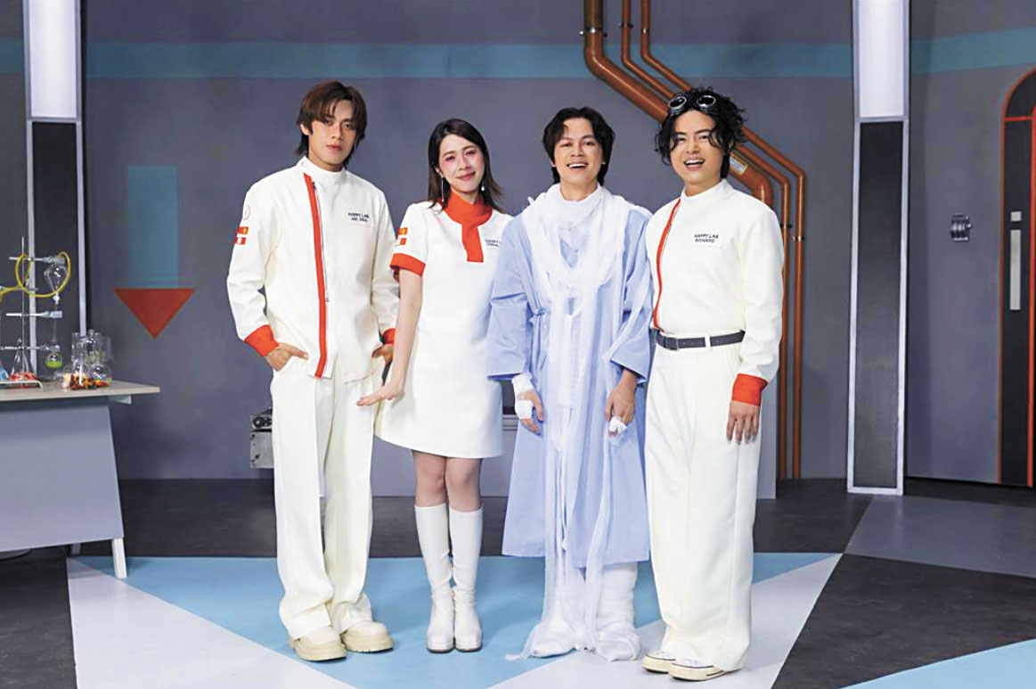 告五人拍MV全程面無表情,挑戰不笑演技,讚HowHow是冷面笑匠前輩。網上圖片