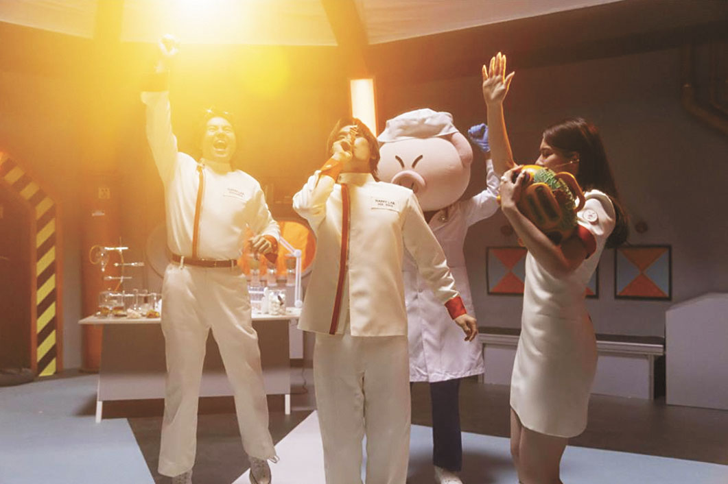 告五人飾演的研究員成功研發「快樂解藥」。網上圖片