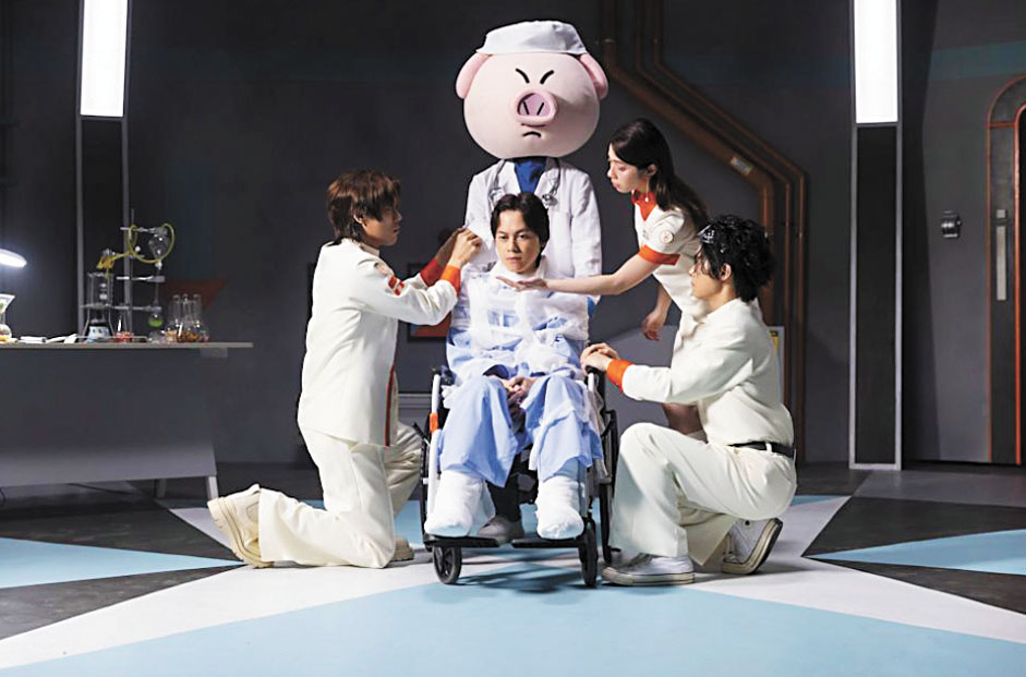 告五人邀YouTuber HowHow拍攝怪誕有趣的MV。網上圖片