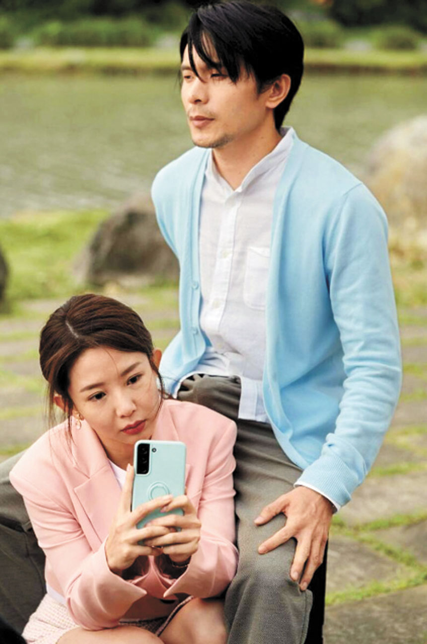 姚淳耀（右）在《何百芮的地獄戀曲》與郭書瑤（左）合照時，起了生理反應。網上圖片