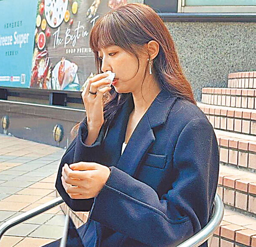 洪詩難過地擦眼淚。網上圖片