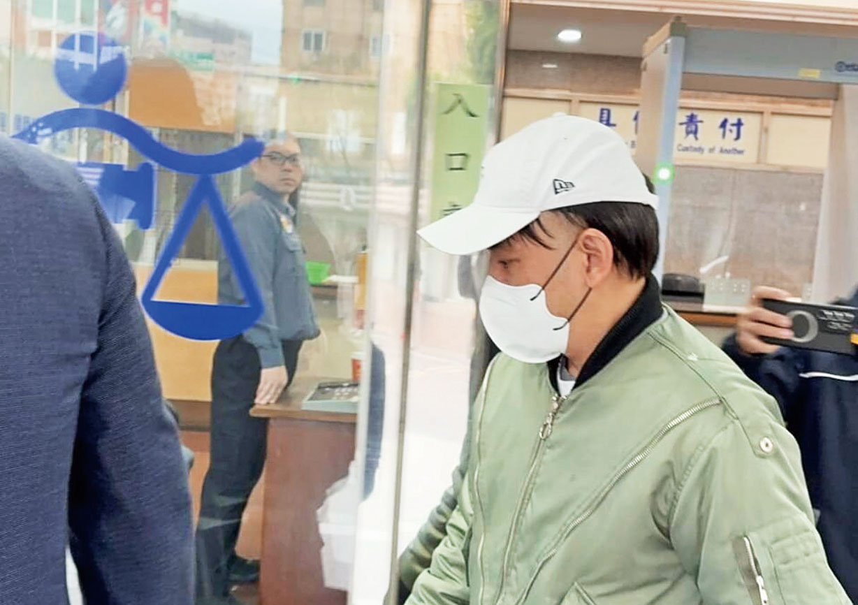 庭審結束後，黃子佼快步離開法院。網上圖片