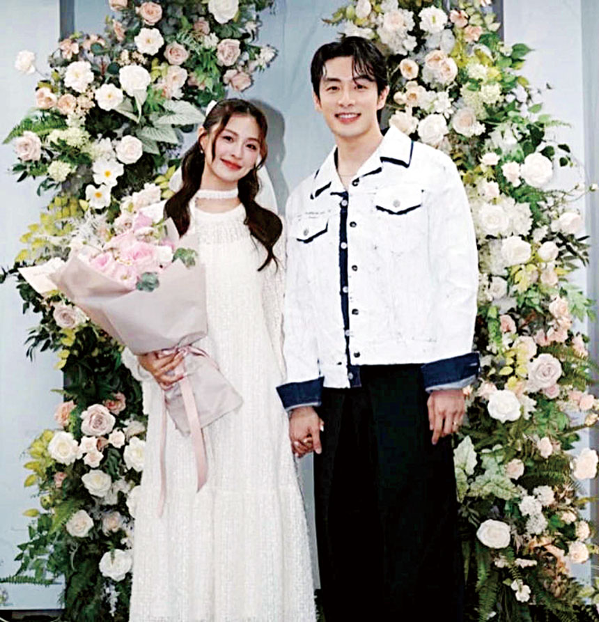 管麟（右）與吳季璇喜結連理。網上圖片