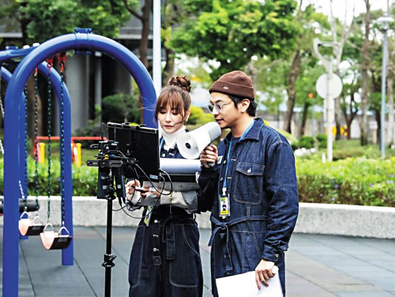 曾莞婷（左）與楊銘威各持己見。網上圖片