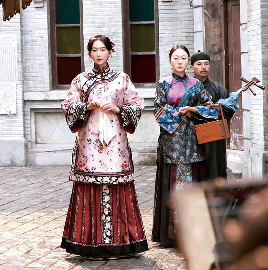 ■林志玲身穿古裝溫婉動人（左1）。網上圖片