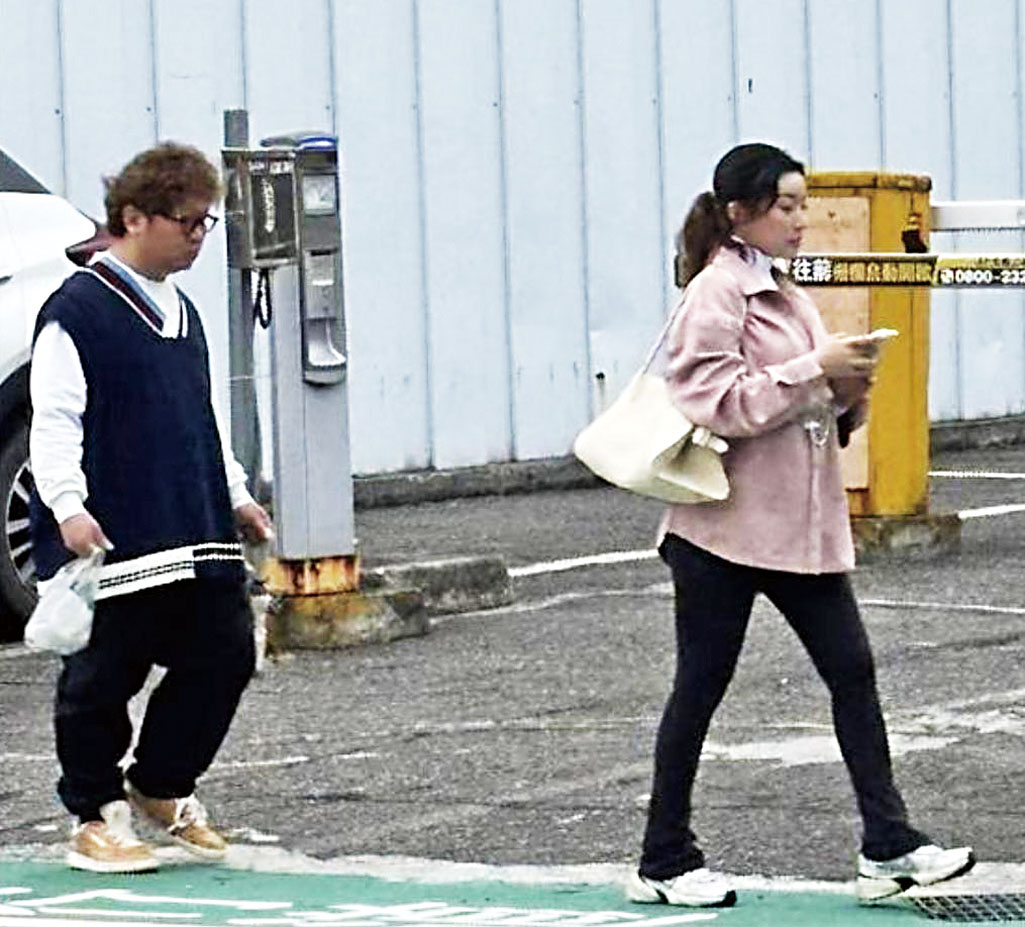 依依（右）氣色極佳，身後的納豆一路貼心守候。網上圖片