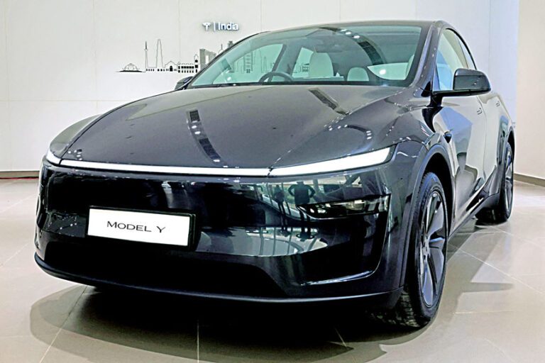特斯拉積極進軍印度，圖為印度古魯格拉姆新落成的特斯拉中心內的一輛Model Y。路透社