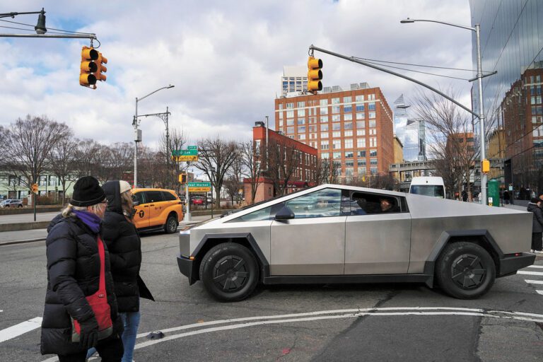 Cybertruck行駛在紐約街頭，引發路人關注。路透社資料圖片