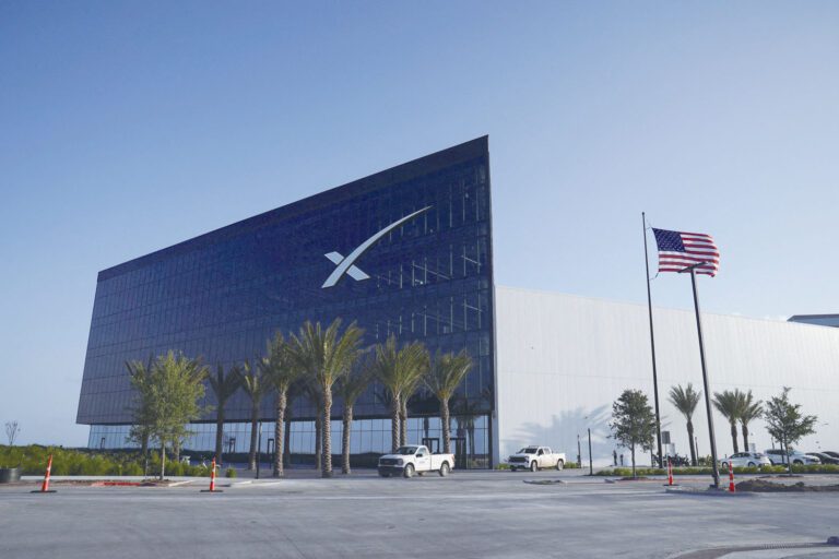 SpaceX鎖定在2026年下半年啟動IPO，目標估值預計將高達1.5萬億美元。路透社