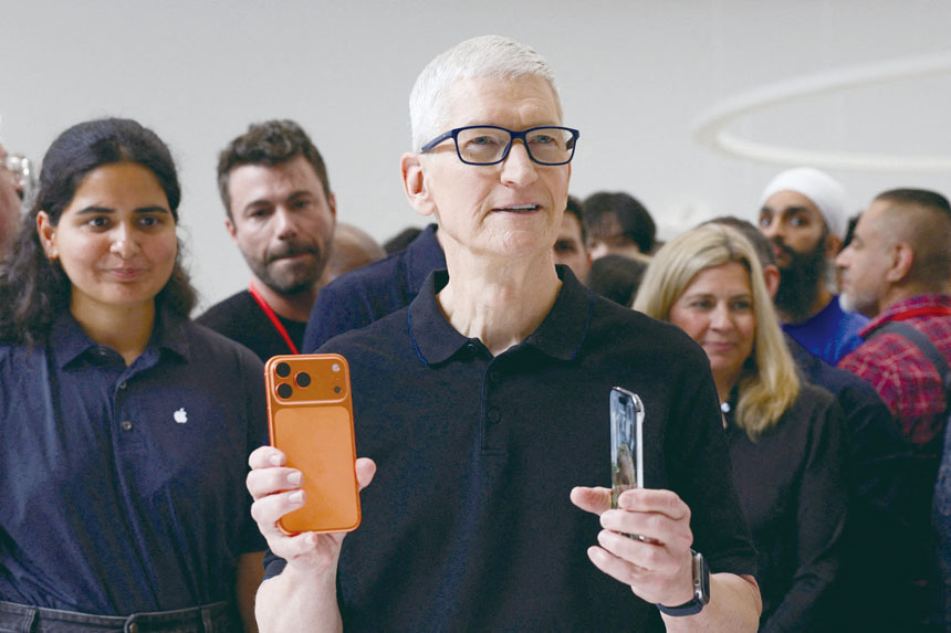 蘋果CEO庫克去年的薪酬微幅下降，與科技業同行比，他的收入處於中等。路透社