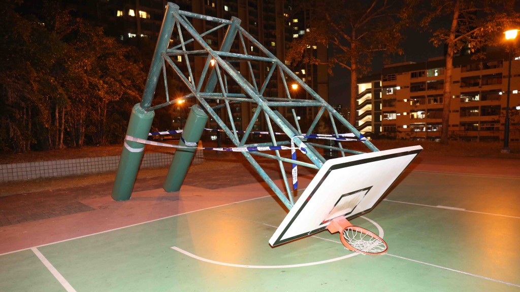 土瓜灣遊樂場籃球架突倒塌 少年打球遭壓傷手腳