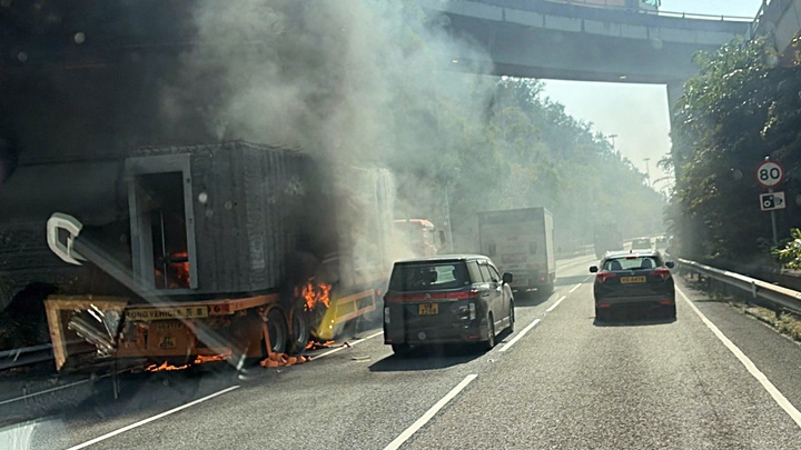 驚險！青衣汀九橋貨櫃車變火球 司機急逃生 消防15分鐘撲滅
