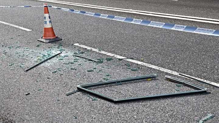 將軍澳新都城驚險一幕！高層玻璃窗飛墮行人路 警急封路調查