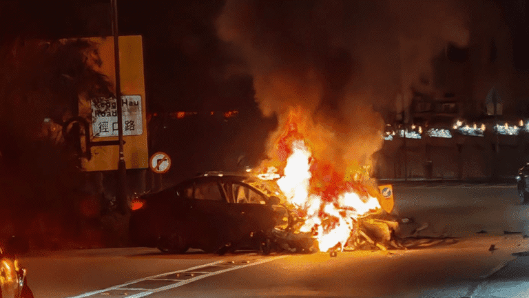 大圍驚魂夜！私家車越線猛撼Tesla 瞬間起火變廢鐵 兩司機受傷送院