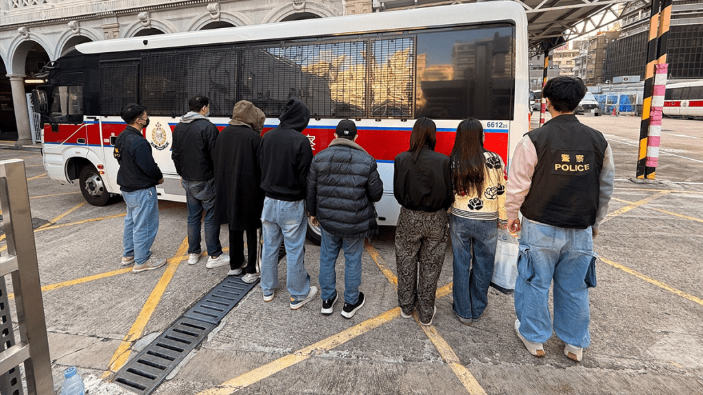 旺角上海街搗破非法百家樂賭場 警拘7人檢24萬籌碼