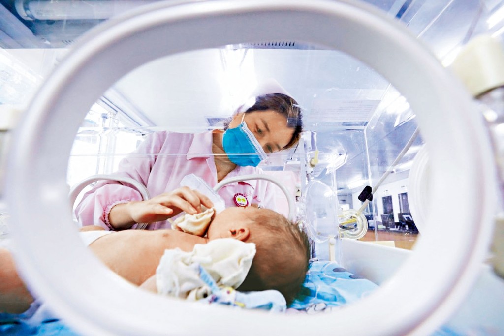 人口警報再響！中國新生兒數跌至「乾隆三年水平」，專家警告萎縮趨勢難逆轉