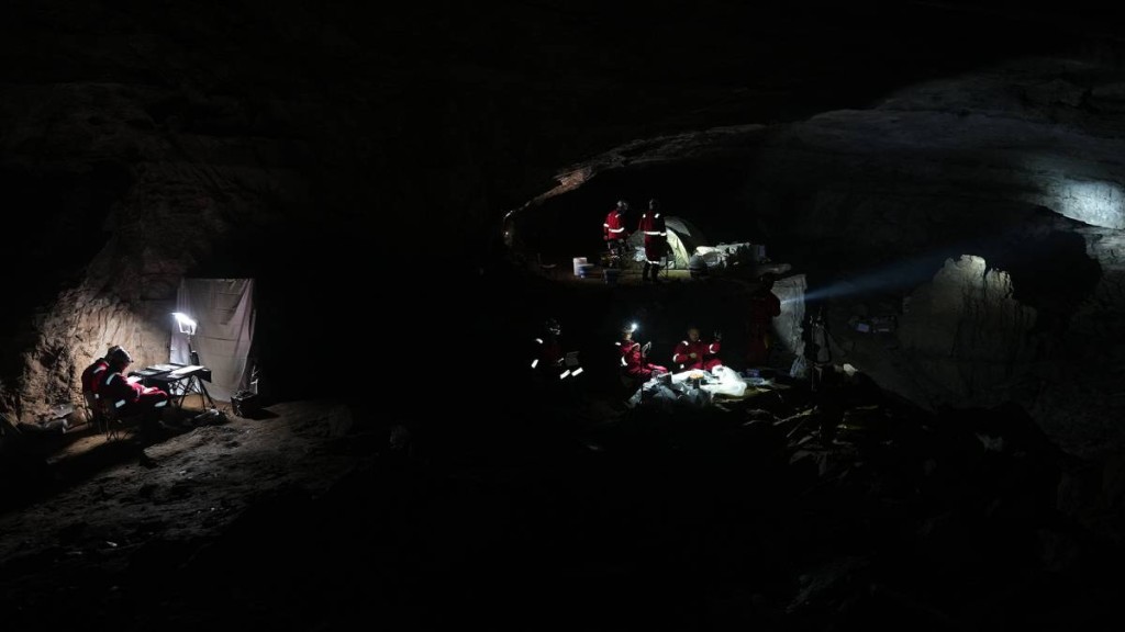 中國太空人創舉！完成首次洞穴極限訓練，挑戰「極黑零感知」