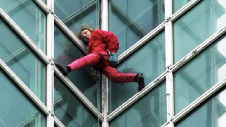 【極限對決】台北101攀爬傳奇！霍諾德遇雨延期，法國蜘蛛人22年前也曾被迫綁繩