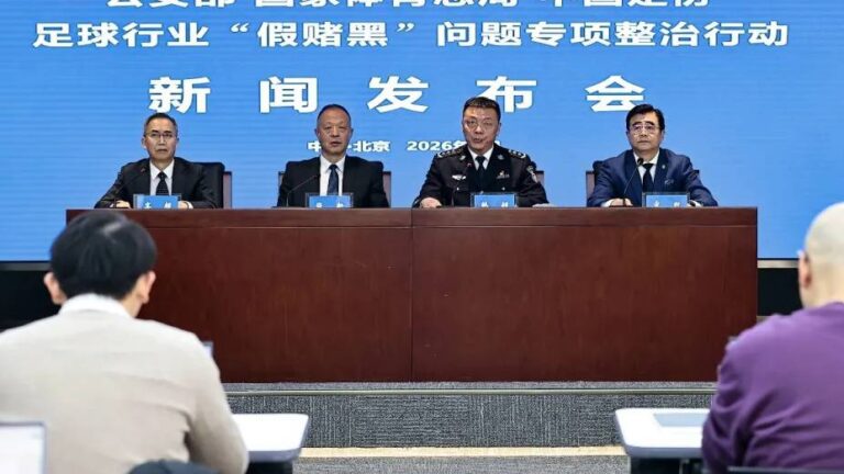 中國足壇「假賭黑」風暴！13間球會被扣分罰款，陳戌源、李鐵等73人終身禁足