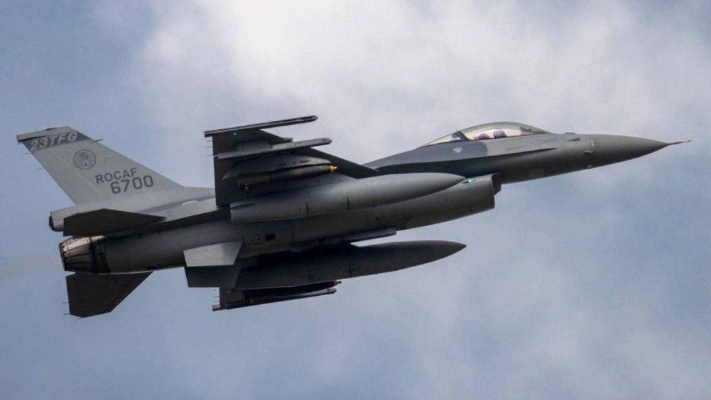 突發！台灣F-16V戰機夜訓失事 飛行員跳傘 海空搜救中