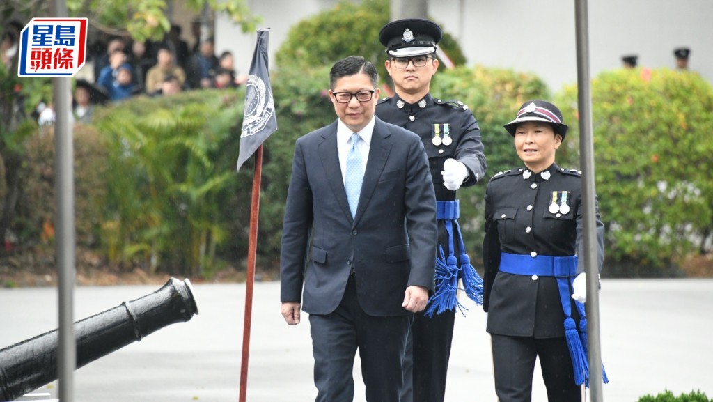 鄧炳強結業禮哽咽讚警隊 徒手挖遺體展鐵骨仁心