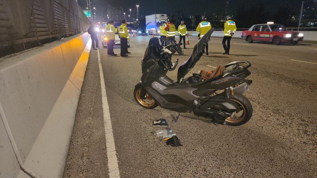 青葵公路三車連環相撞！鐵騎士與女乘客人仰車翻 部份行車線封閉