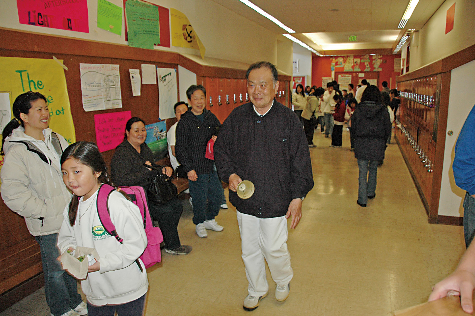 「馮爺爺」馮中悠在舊金山人文學校搖鈴上下課，這一崗位他堅持了十六年。