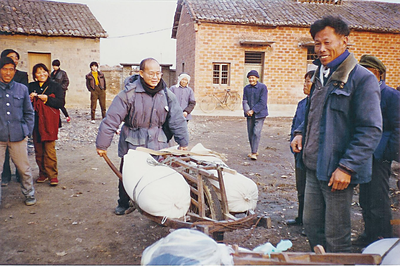 購買舊金山會所的幕後功臣陳鶴松（中）1994年到河北省賑災。