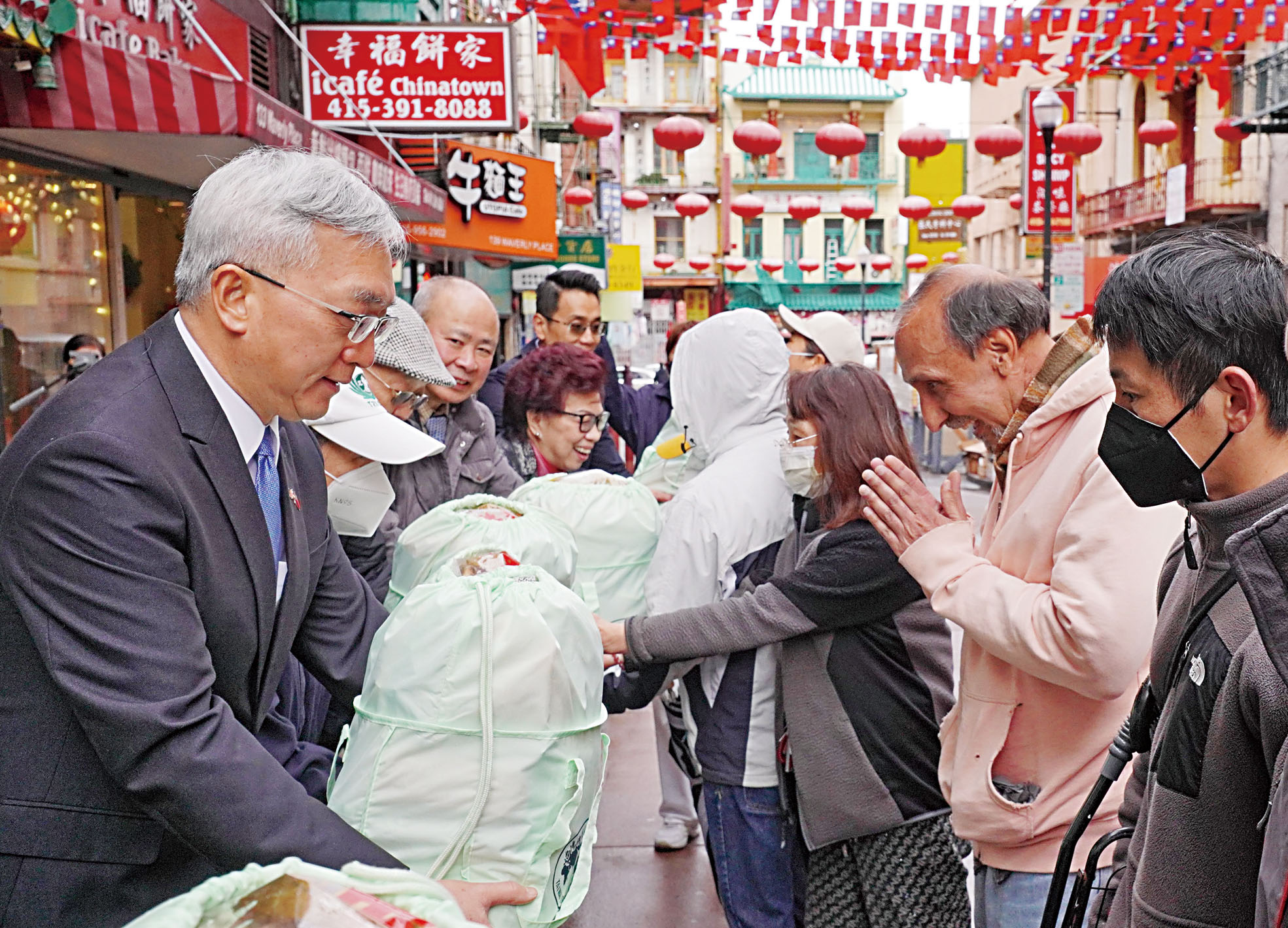 慈濟舊金山支會與經文處一起在三藩市華埠向低收入家庭發放食品袋。記者黃偉江攝