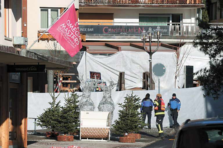 瑞士一間酒吧發生大火後，警方在酒吧附近區域展開調查。美聯社 .c2/c3 有顧客拍到酒吧起火以及火勢蔓延情景。網上圖片