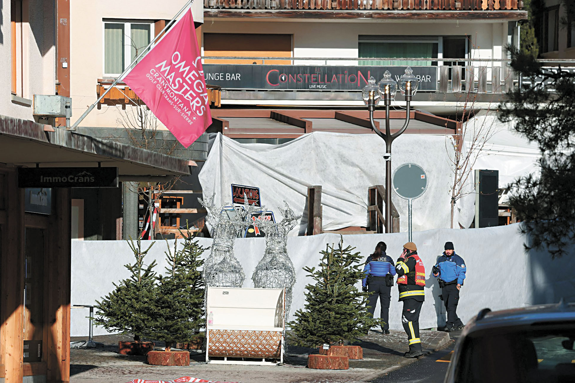 瑞士一間酒吧發生大火後，警方在酒吧附近區域展開調查。美聯社 .c2/c3 有顧客拍到酒吧起火以及火勢蔓延情景。網上圖片
