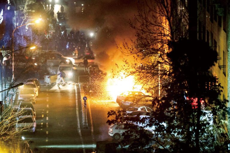 伊朗的民眾抗議活動已持續數周，事態正趨白熱化。圖為德黑蘭街頭燃燒的汽車。路透社