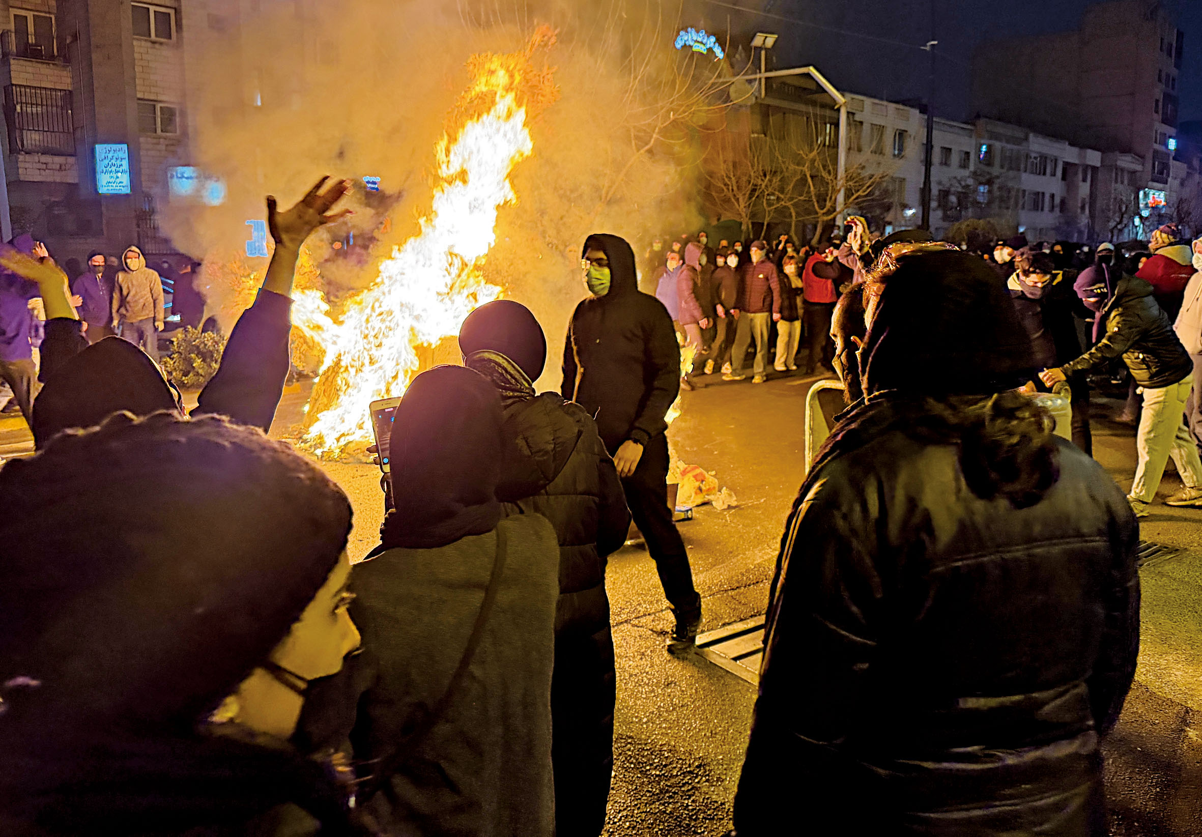 伊朗民眾在德黑蘭參加反政府抗議活動。美聯社