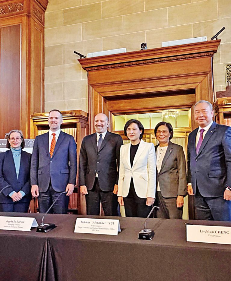 美台關稅談判在美東時間15日結束會議，美貿易代表葛里爾（左二）、美商務部長魯尼克（左三）、台灣的行政院副院長鄭麗君（右三）與會。中央社