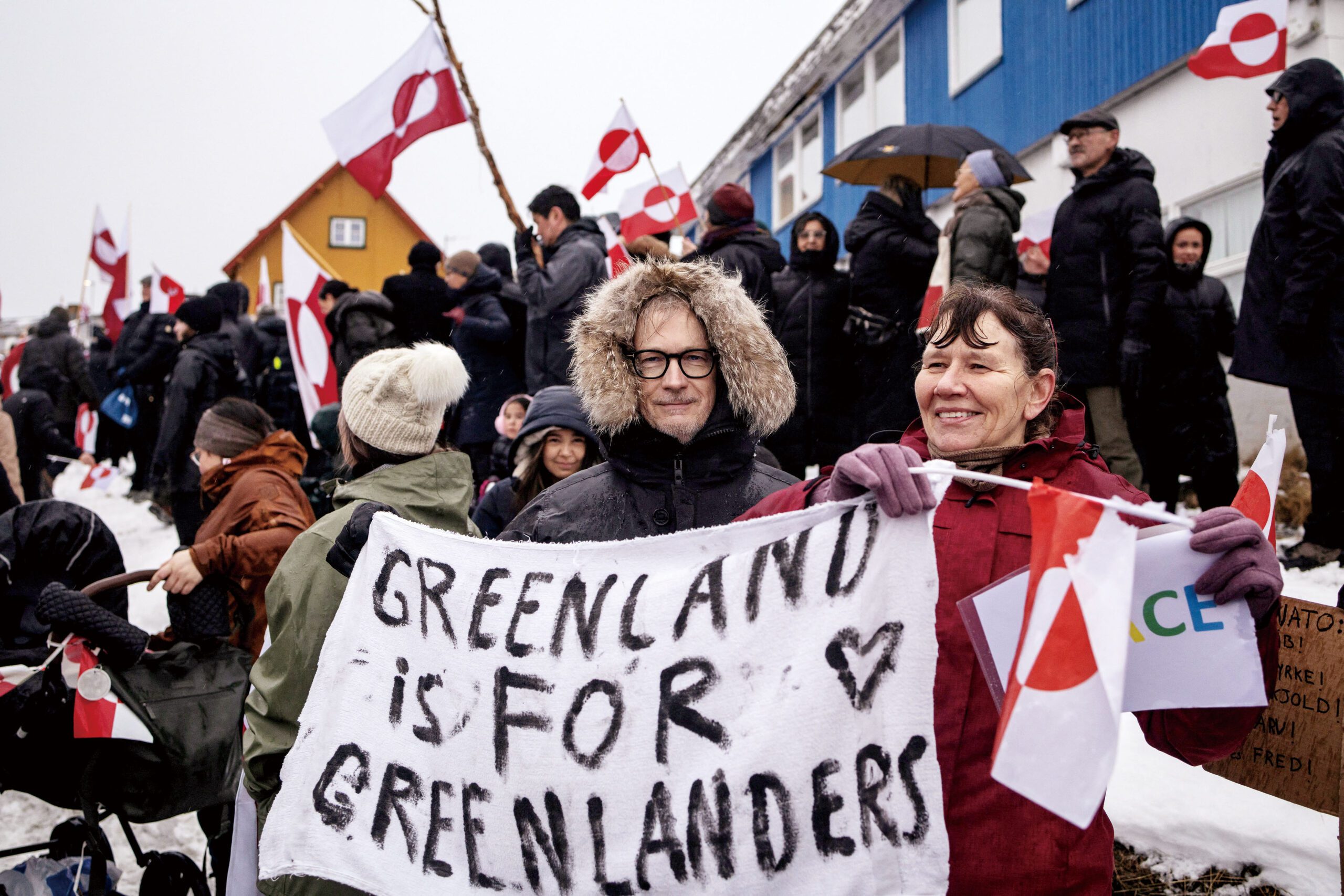民眾在遊行示威中打出「格陵蘭島屬於格陵蘭人」的標語，反對併入美國。路透社