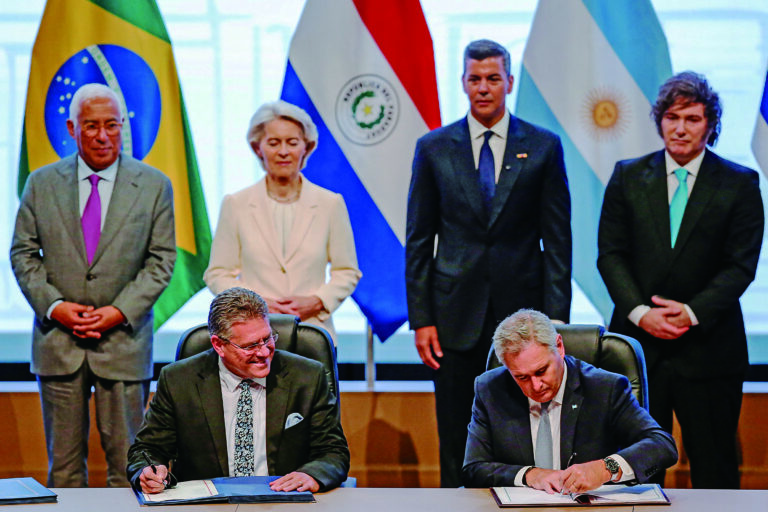 歐盟與南美洲國家組成的南方共同市場簽署自由貿易協定，協議有利歐盟出口汽車、酒類等商品，亦有利南美向歐盟出口農產品。路透社