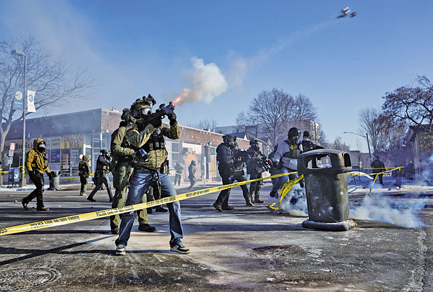 明尼阿波利斯市再爆移民執法槍擊事件後，聯邦執法人員在槍擊現場附近與示威者爆發激烈衝突。路透社