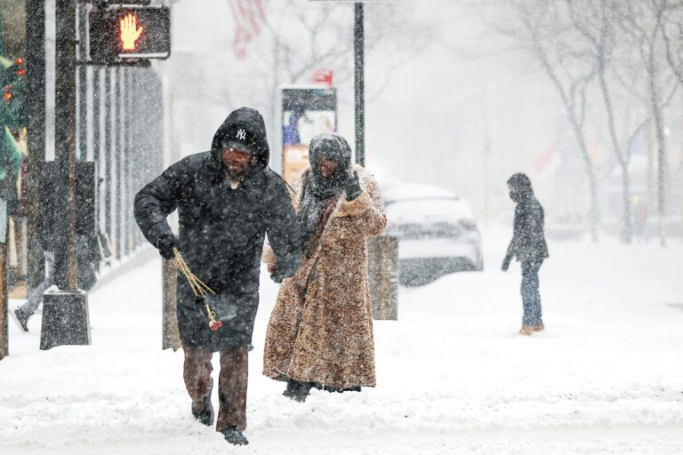 超強冬季風暴席捲大部分地區，凍雨暴雪導致交通大規模癱瘓。圖為紐約行人冒著暴風雪過馬路。美聯社