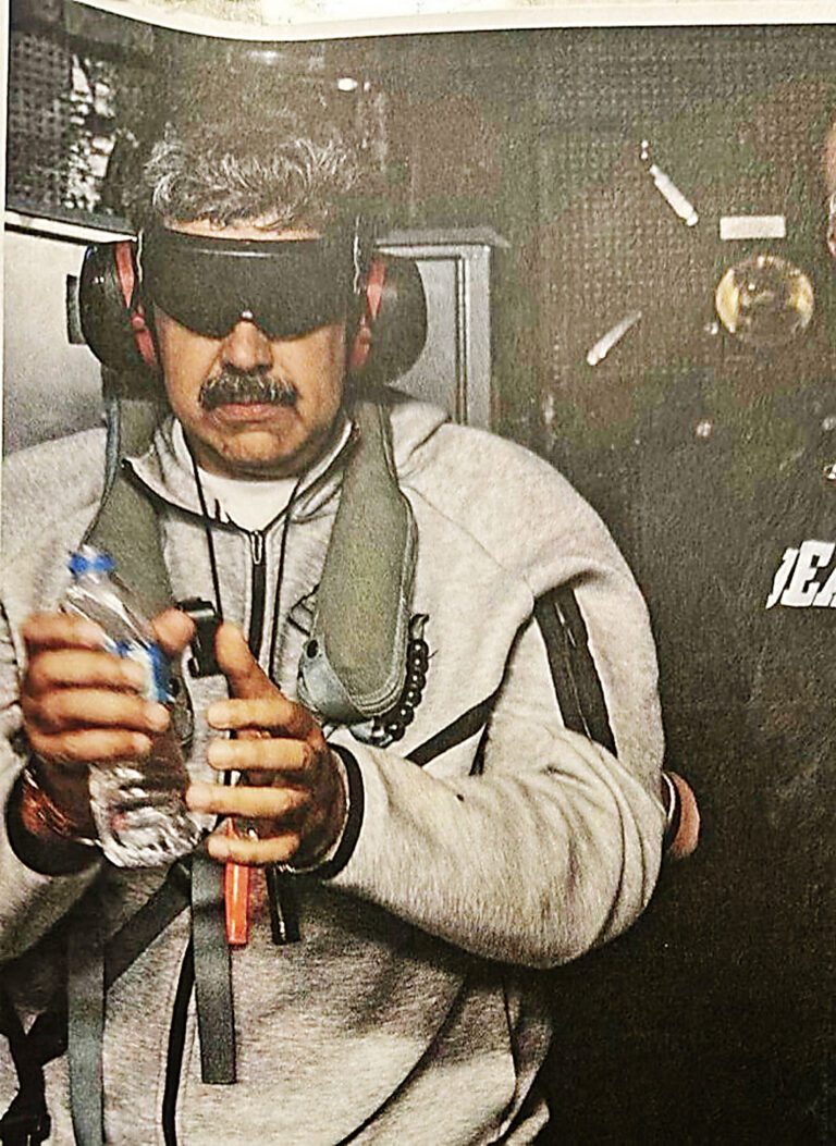 特朗普在出席記者會公布突襲委內瑞拉的細節前，在社交媒體上傳委內瑞拉馬杜羅被抓捕後的照片。網上圖片