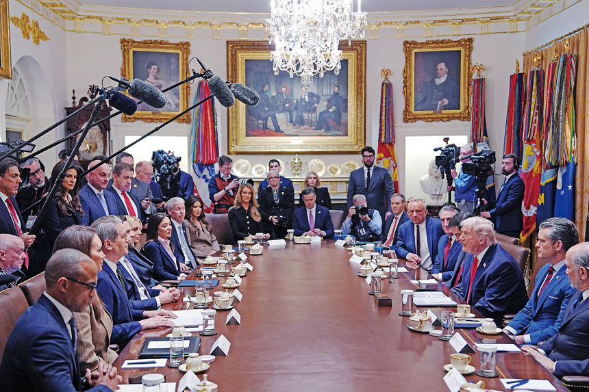 參院民主黨人與共和黨人及白宮達成協議，暫避聯邦政府部分停擺危機。圖為特朗普29日在白宮舉行的內閣會議上發表講話。美聯社