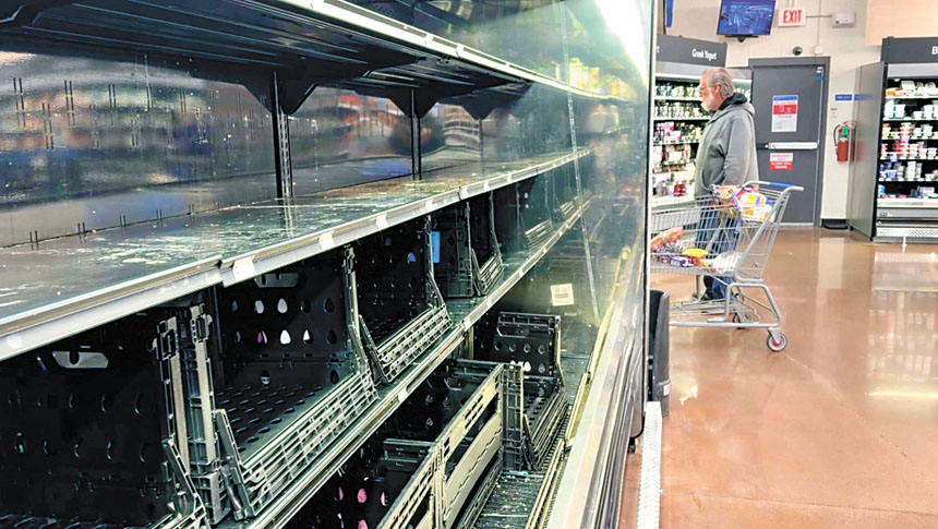 暴風雪引發搶購潮，商店貨架上的日用品幾乎被搶購一空。路透社
