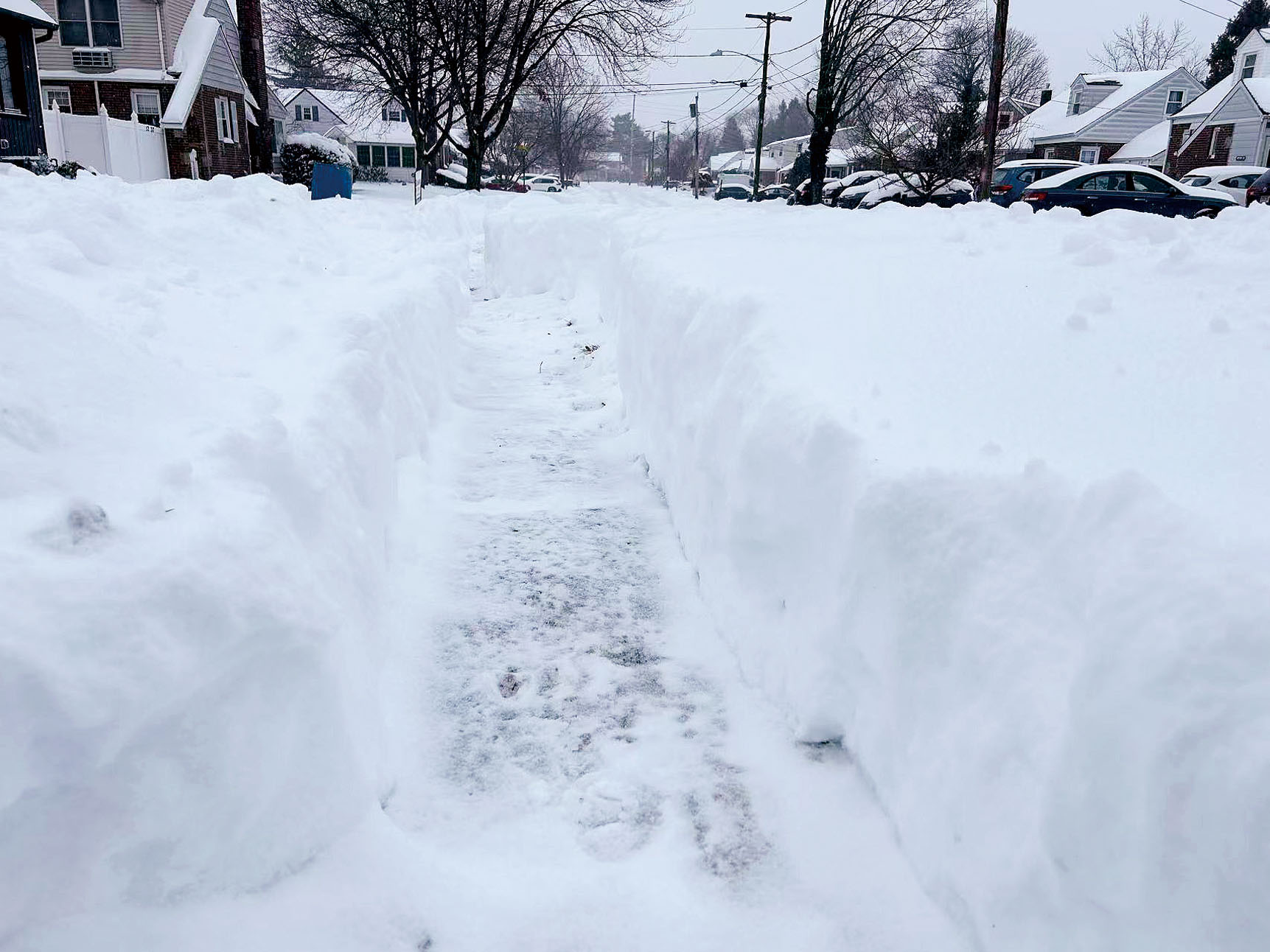 紐約地區大雪一直下了12小時，深度過膝，不鏟雪簡直出不了門。本報圖片