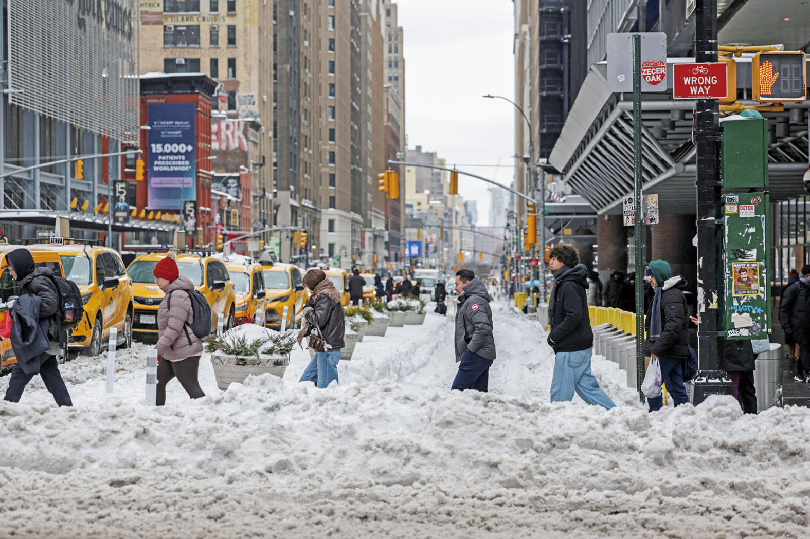紐約街道被積雪覆蓋,行人小心通行。路透社