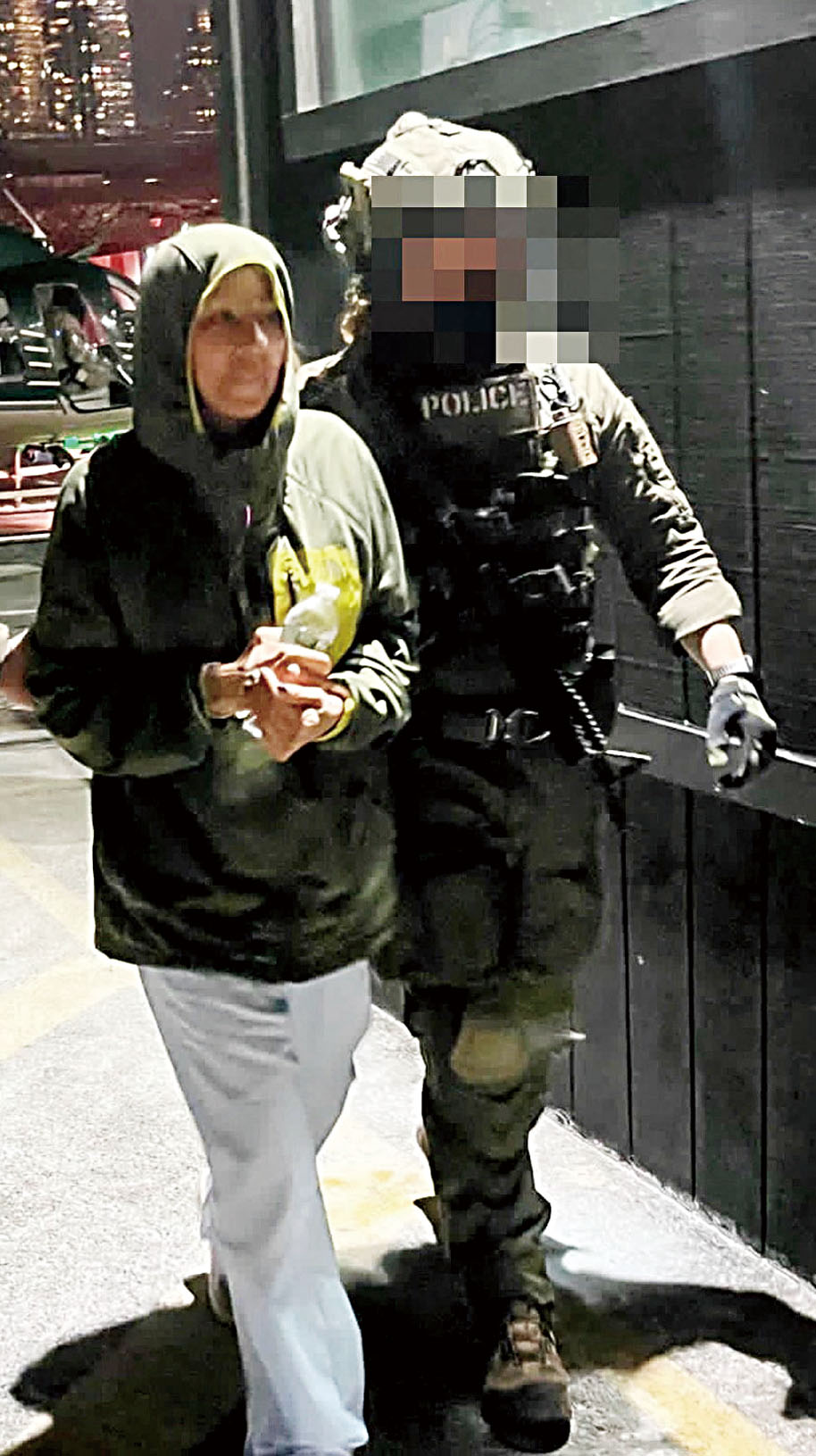 緝毒局特工押送馬杜羅的妻子。路透社