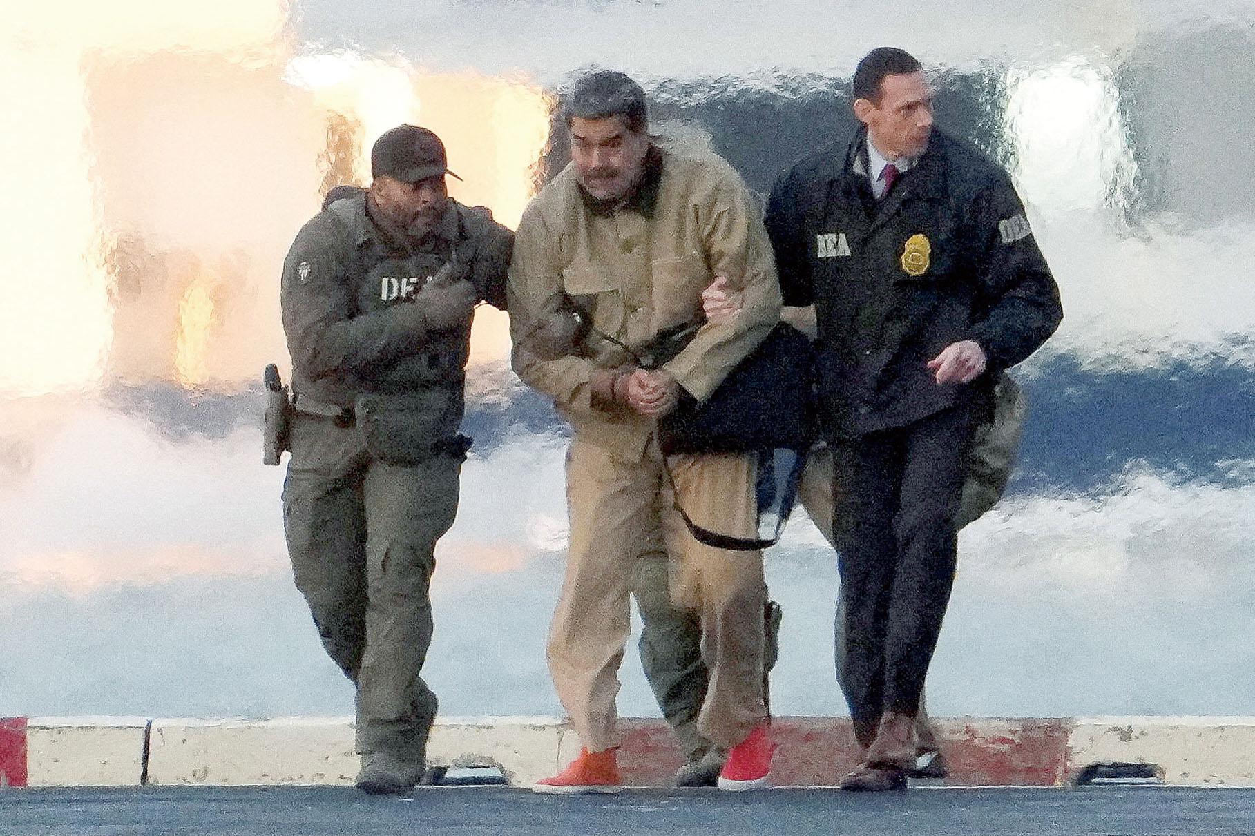 馬杜羅5日被押往法院，首次出庭受審。路透社