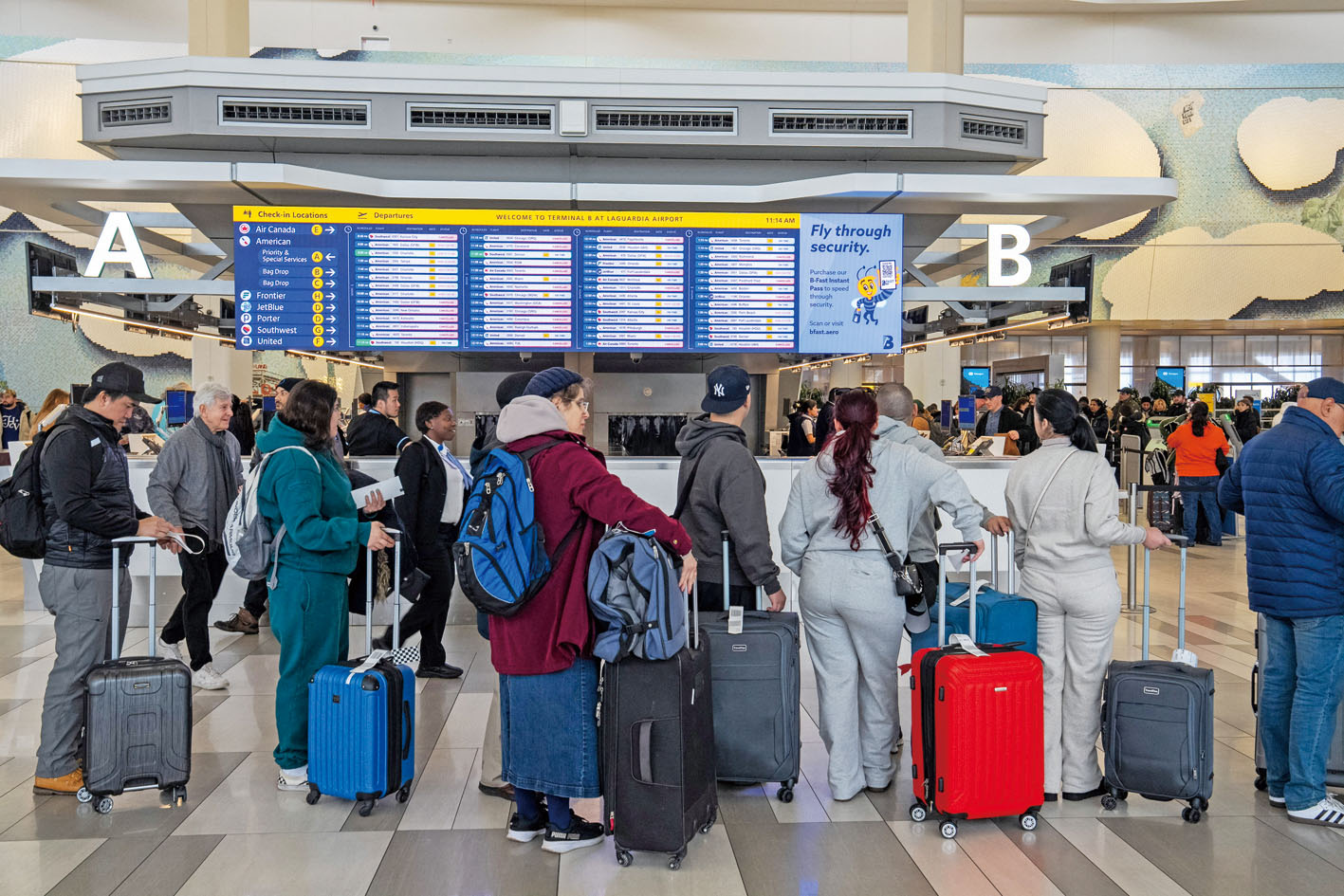 冬季風暴擾亂交通,旅客滯留紐約拉瓜迪亞機場。路透社