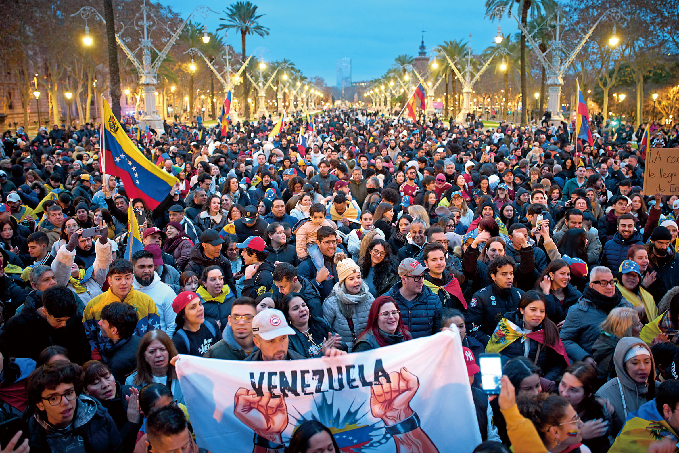 反對馬杜羅的民眾聚集在西班牙巴塞隆拿市中心。美聯社