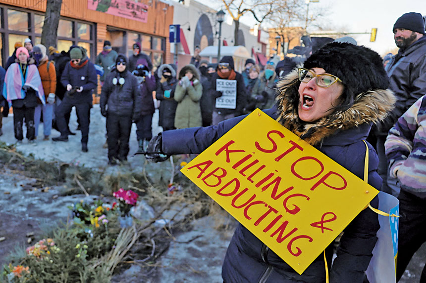 人們聚集在臨時搭建的紀念碑周圍悼念身亡的男子。路透社