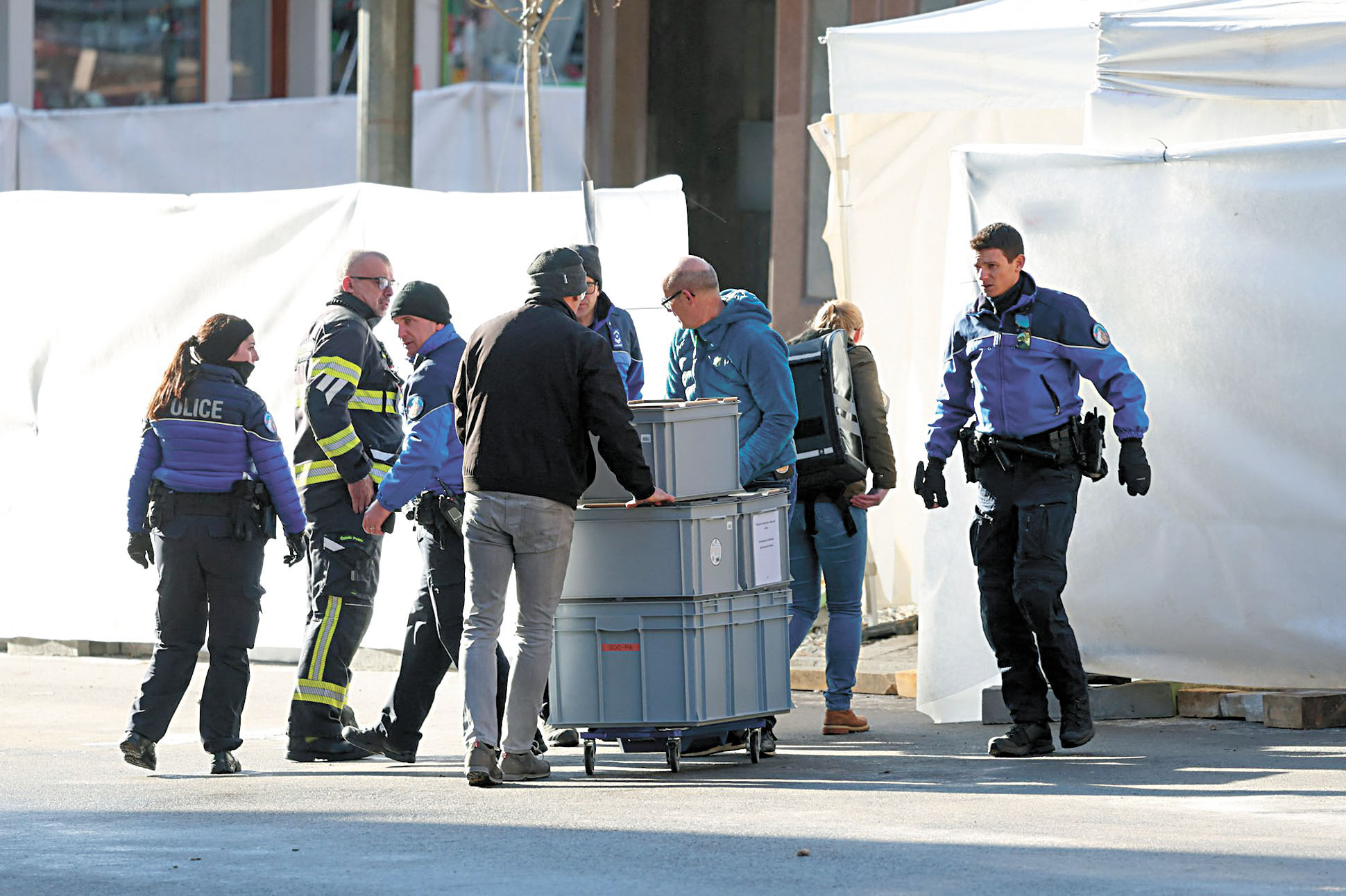 調查人員圍封現場一帶。路透社