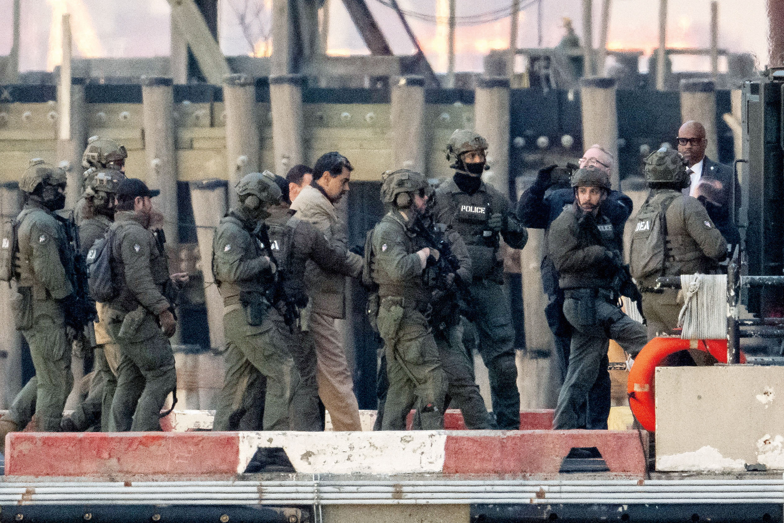 當局出動重兵押送馬杜羅。路透社